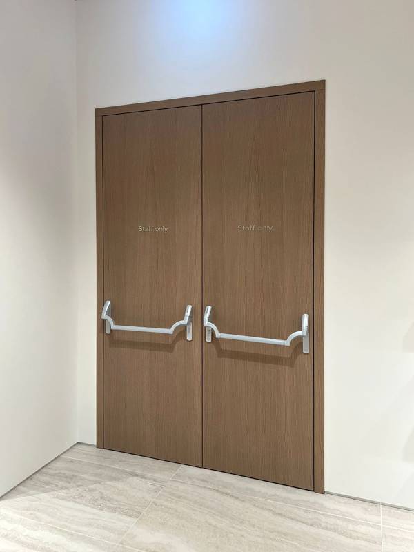 Дверь «антипаника» с HPL-пластиком Дверь «антипаника» с HPL-пластиком