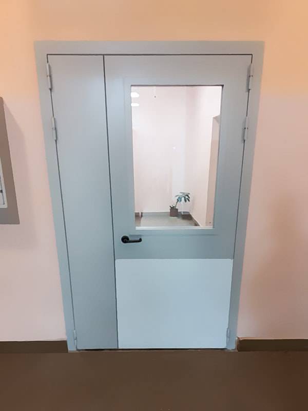 Дверь со стеклом в подъезд (г. Королев, ул. Пушкинская, 21) Дверь со стеклом в подъезд (г. Королев, ул. Пушкинская, 21)