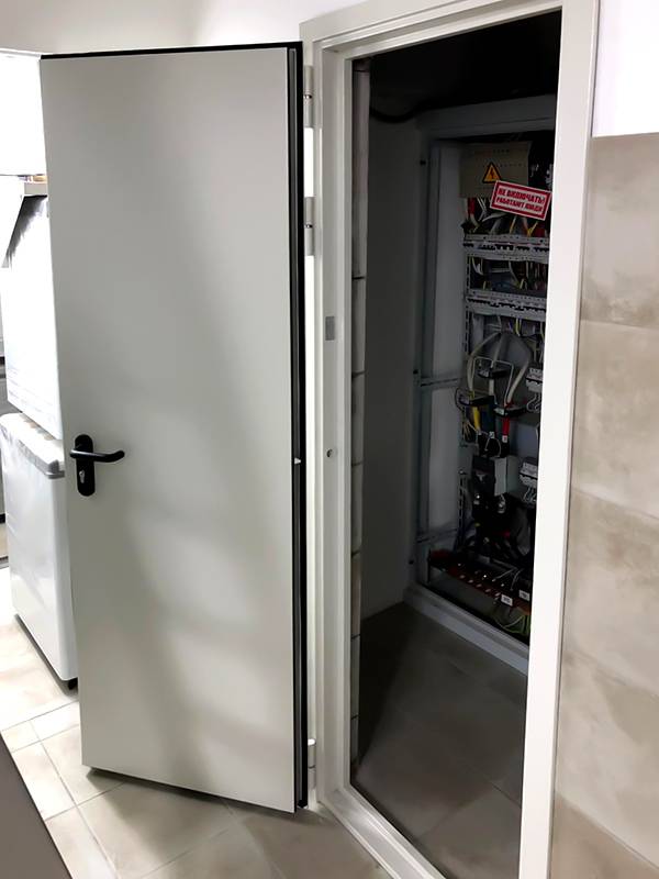 Дверь в электрощитовую (ул. Большая Дорогомиловская, 8)