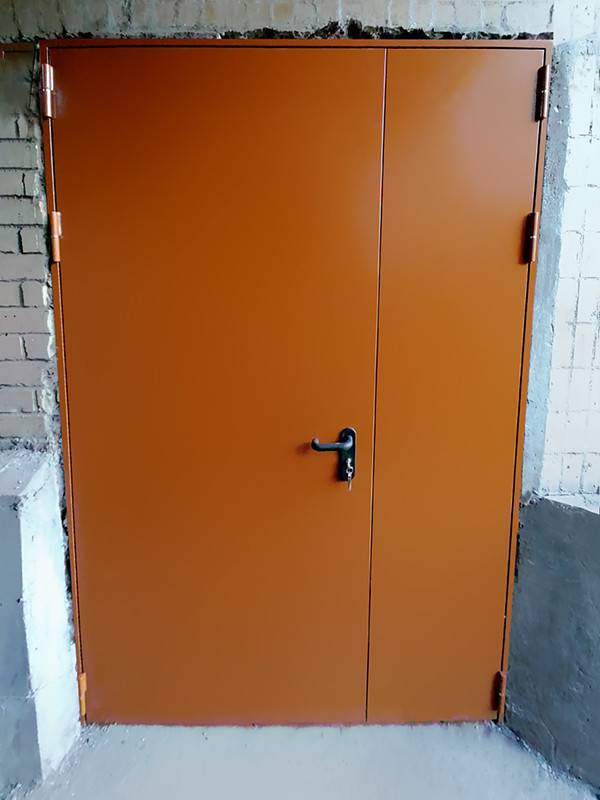 Двупольная оранжевая дверь с внешней стороны