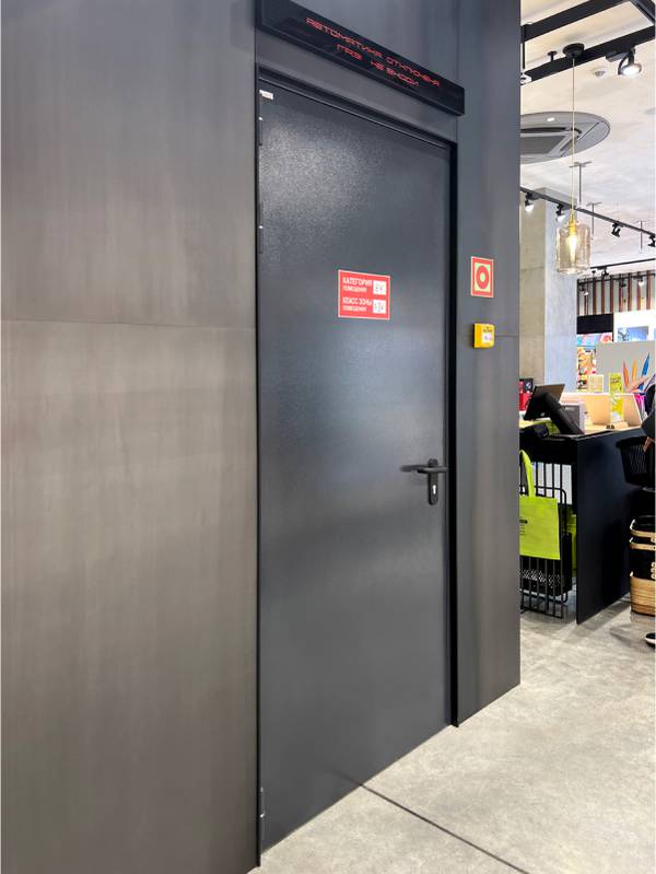 Однопольная противопожарная дверь с окрасом «графит» Однопольная противопожарная дверь с окрасом «графит»