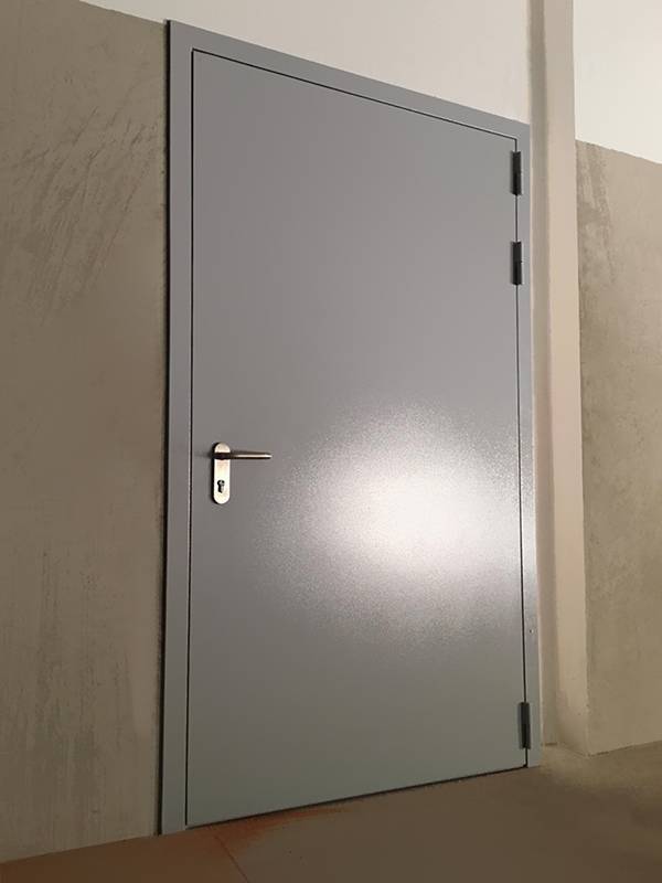 Противопожарная дверь, фото снаружи (пожарное депо)