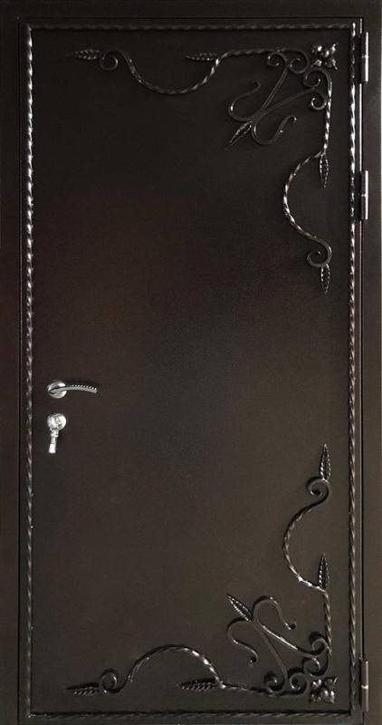 Техническая дверь с коваными элементами