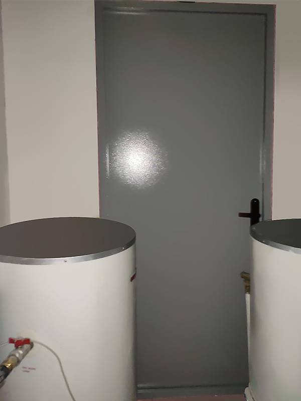 Внутренняя сторона двери (фитнес-зал в здании РЖД)